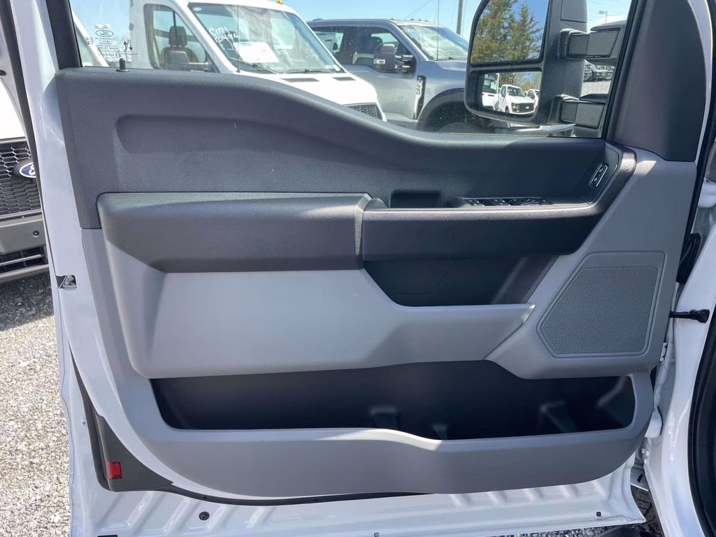 2026 Oxford White Ford Super Duty F-350 DRW XL RWD Chassis