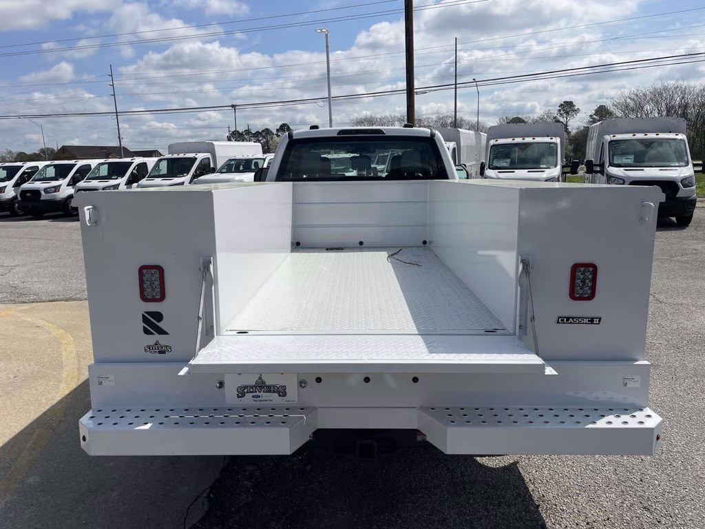 2026 Oxford White Ford Super Duty F-350 DRW XL RWD Chassis
