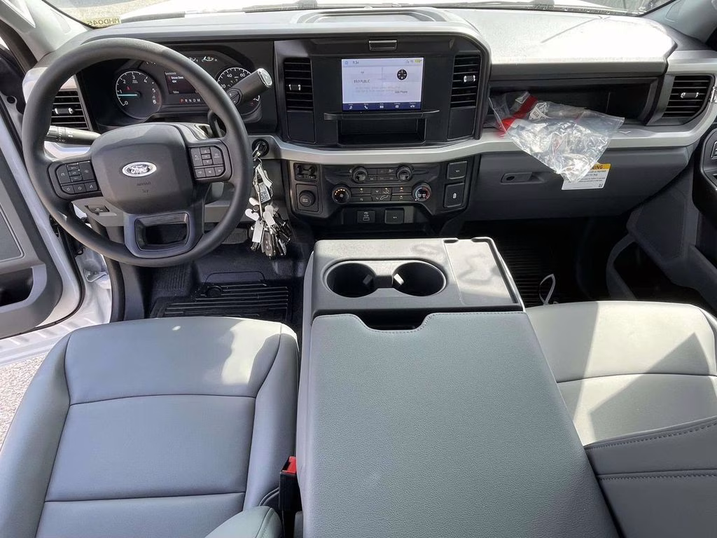 2026 Oxford White Ford Super Duty F-350 DRW XL RWD Chassis