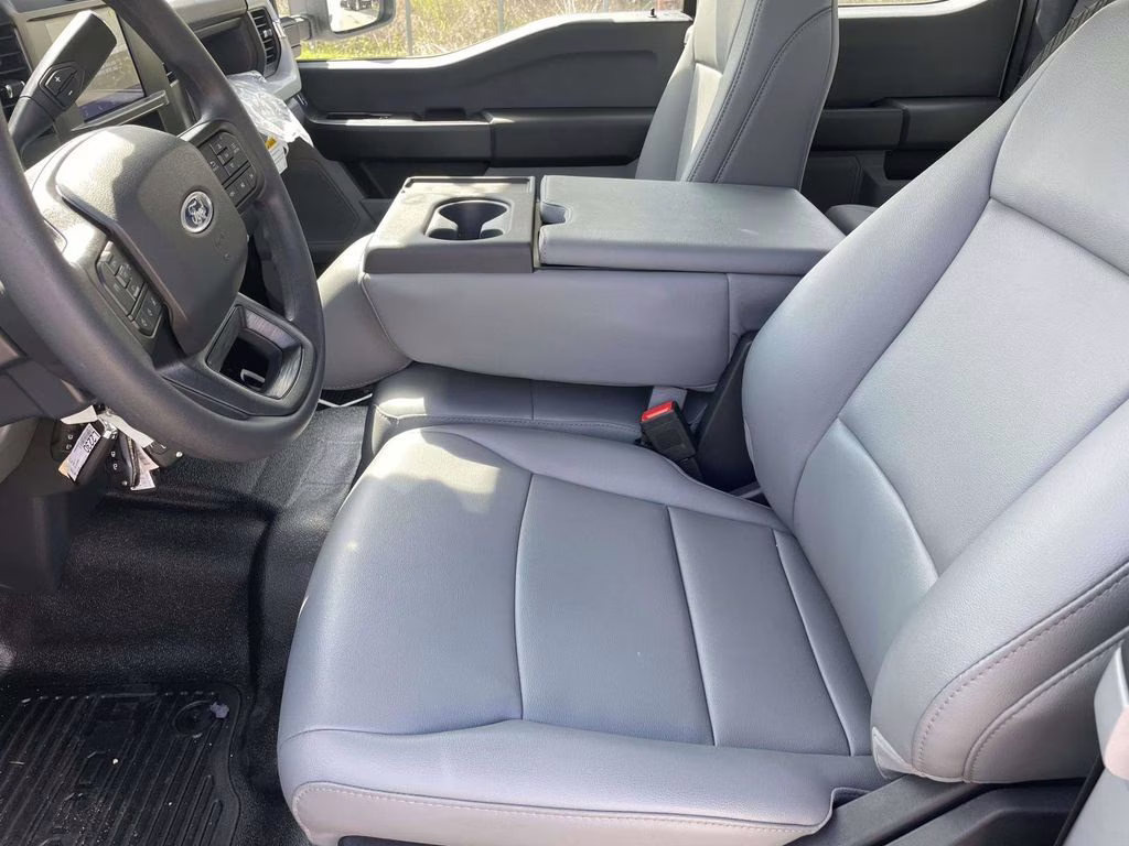 2026 Oxford White Ford Super Duty F-350 DRW XL RWD Chassis