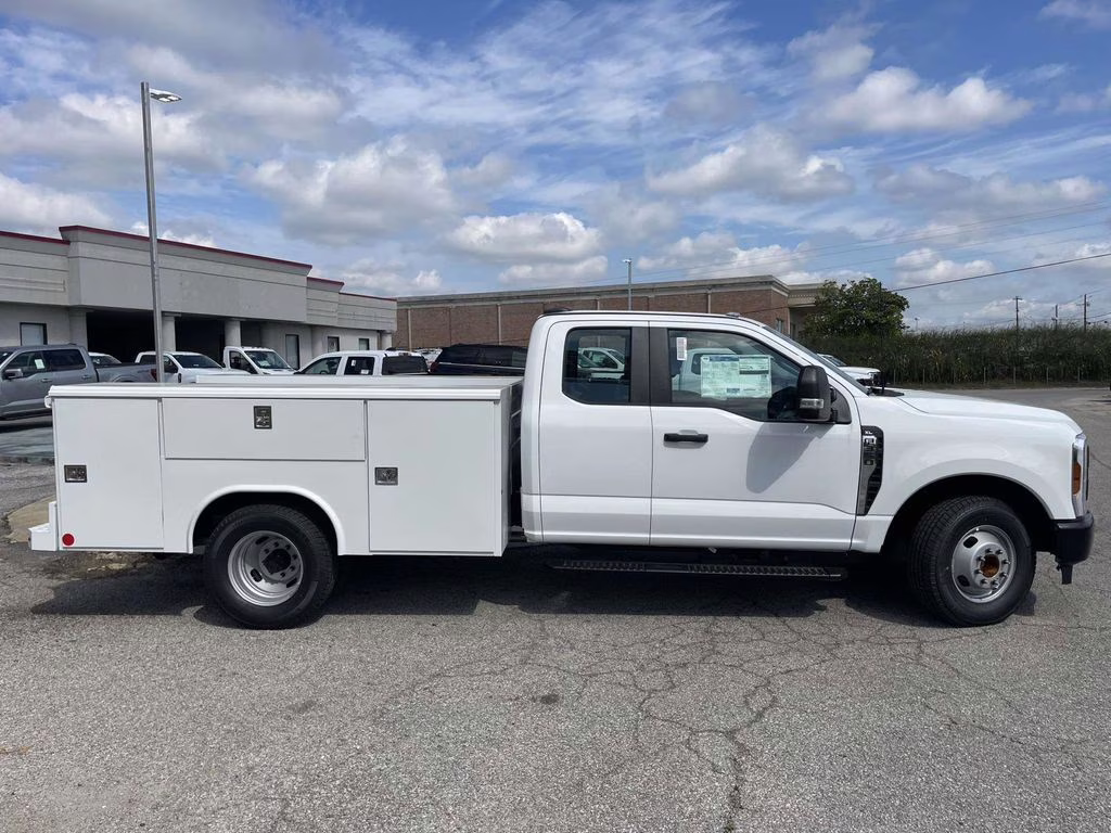2026 Oxford White Ford Super Duty F-350 DRW XL RWD Chassis