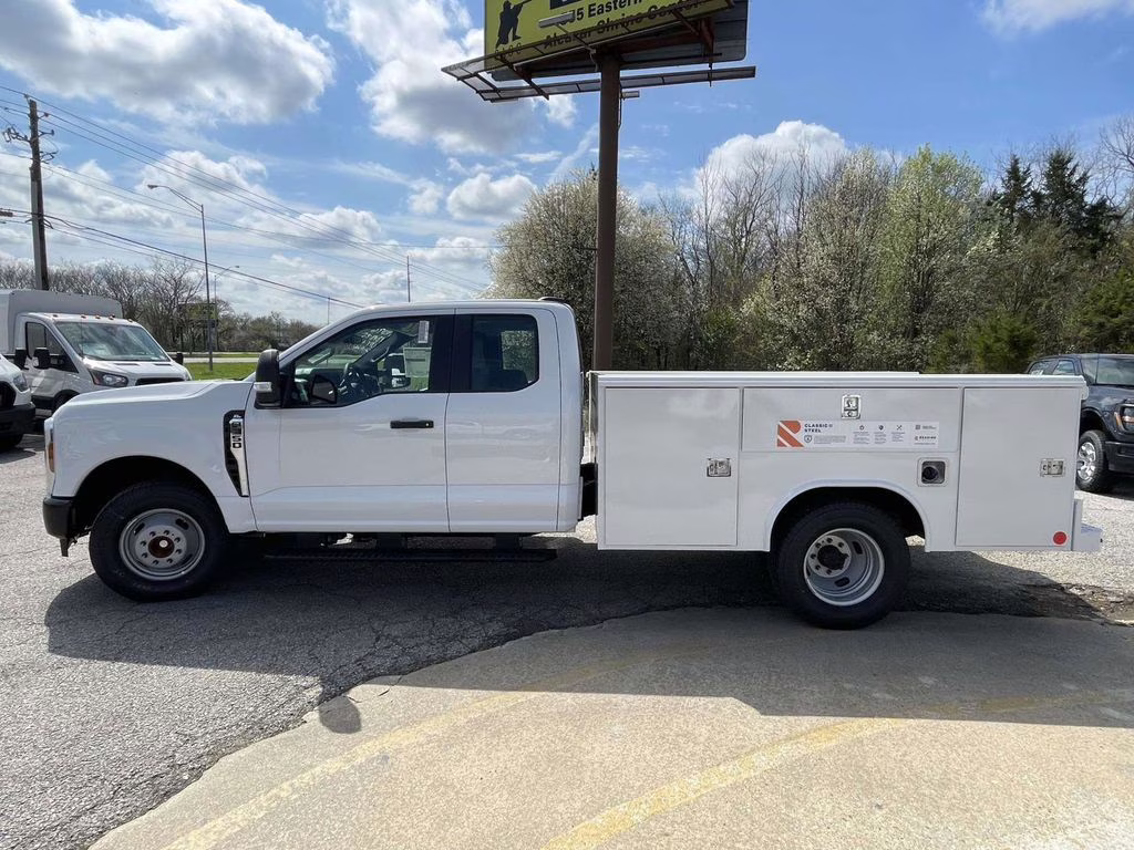 2026 Oxford White Ford Super Duty F-350 DRW XL RWD Chassis
