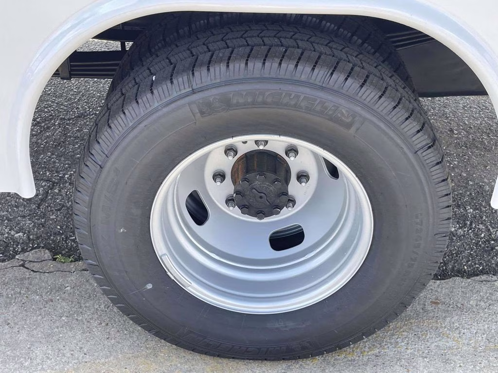 2026 Oxford White Ford Super Duty F-350 DRW XL RWD Chassis