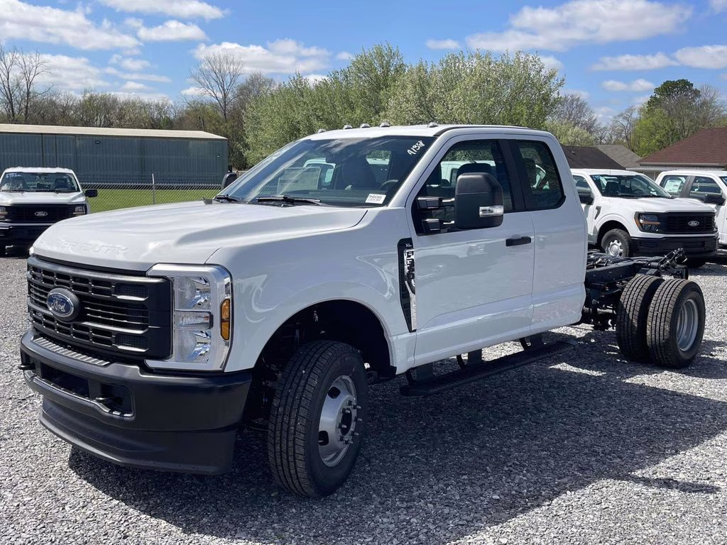 2026 Oxford White Ford Super Duty F-350 DRW XL 4X4 Chassis