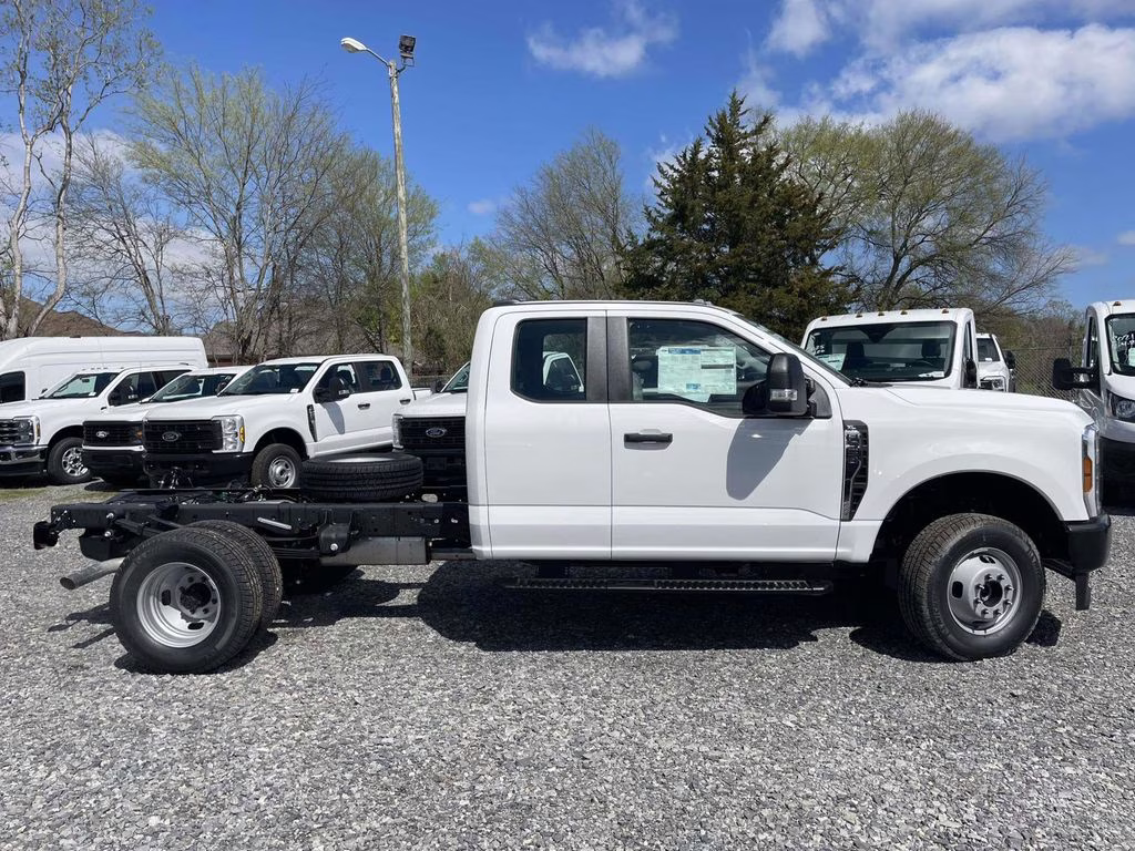 2026 Oxford White Ford Super Duty F-350 DRW XL 4X4 Chassis
