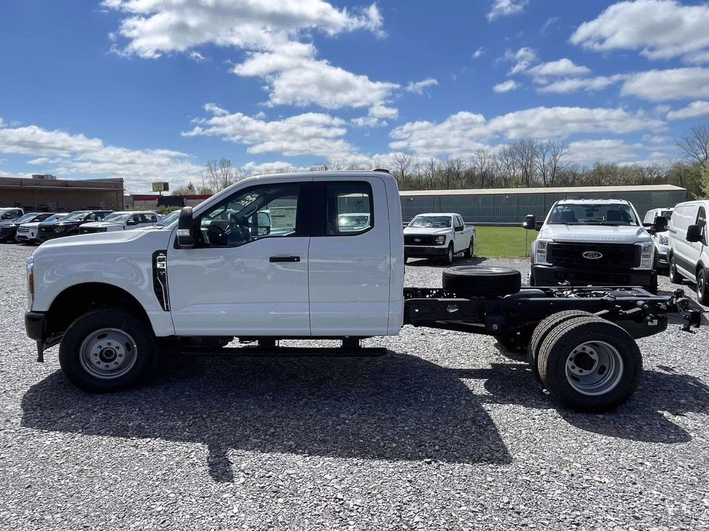 2026 Oxford White Ford Super Duty F-350 DRW XL 4X4 Chassis