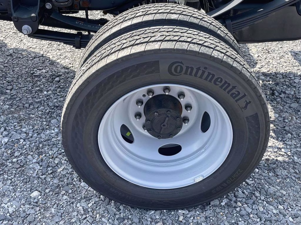 2026 Oxford White Ford Super Duty F-550 DRW XL RWD Chassis