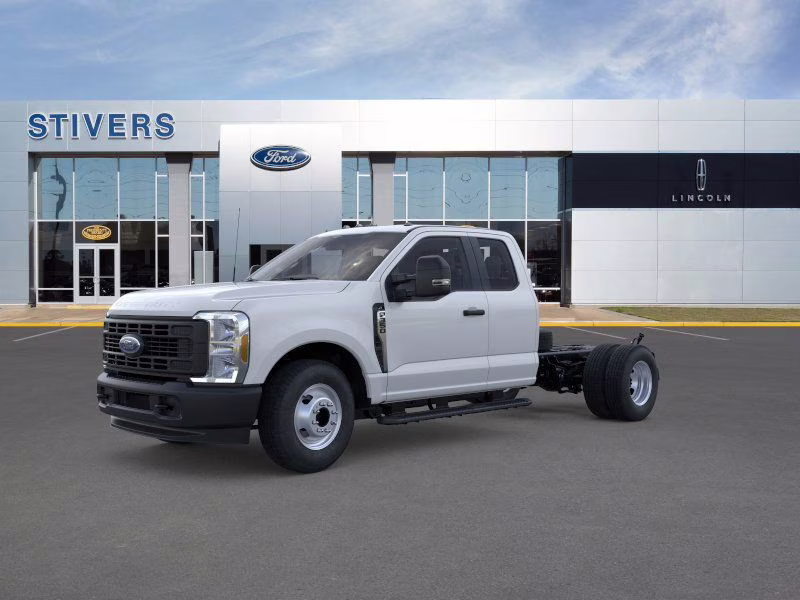2026 Oxford White Ford Super Duty F-350 DRW XL RWD Chassis
