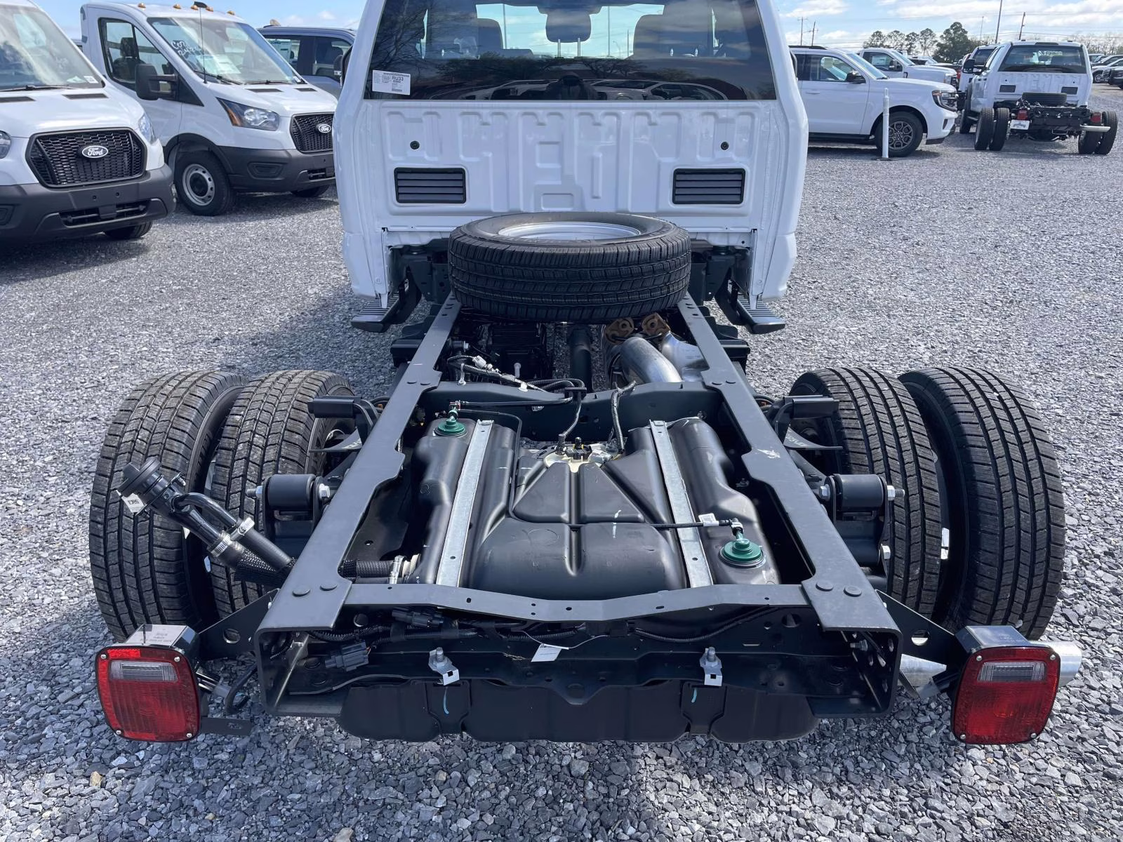 2026 Oxford White Ford Super Duty F-350 DRW XL RWD Chassis