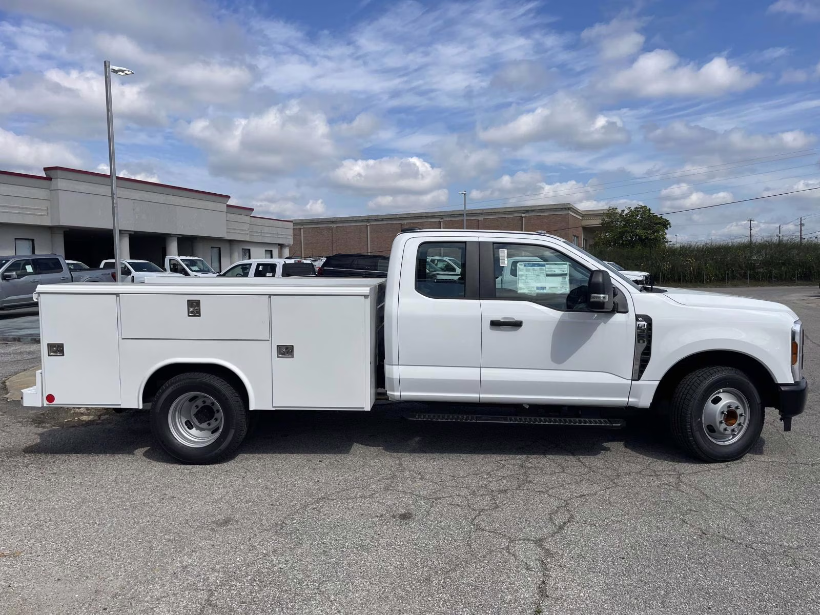 2026 Oxford White Ford Super Duty F-350 DRW XL RWD Chassis