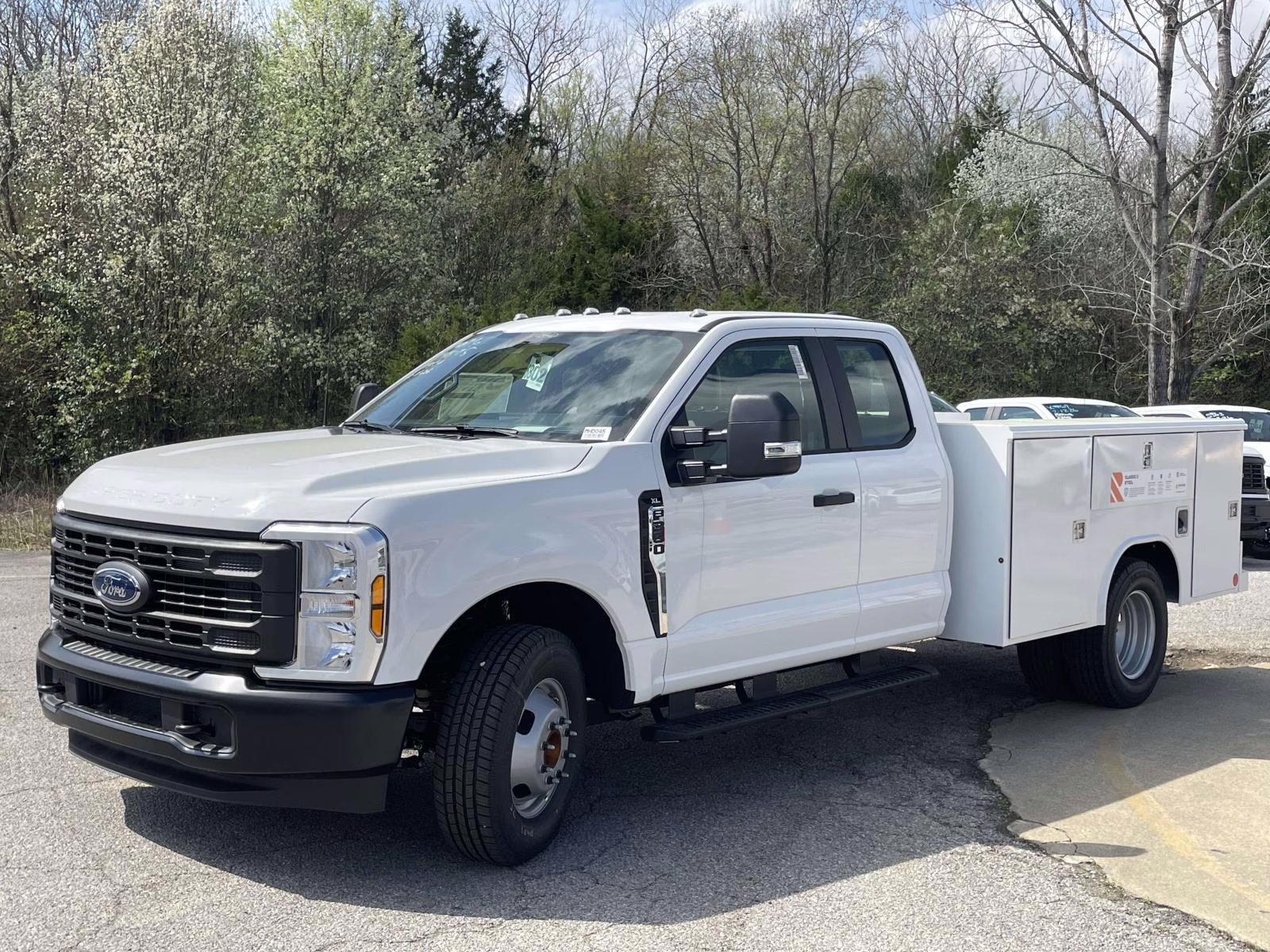 2026 Oxford White Ford Super Duty F-350 DRW XL RWD Chassis