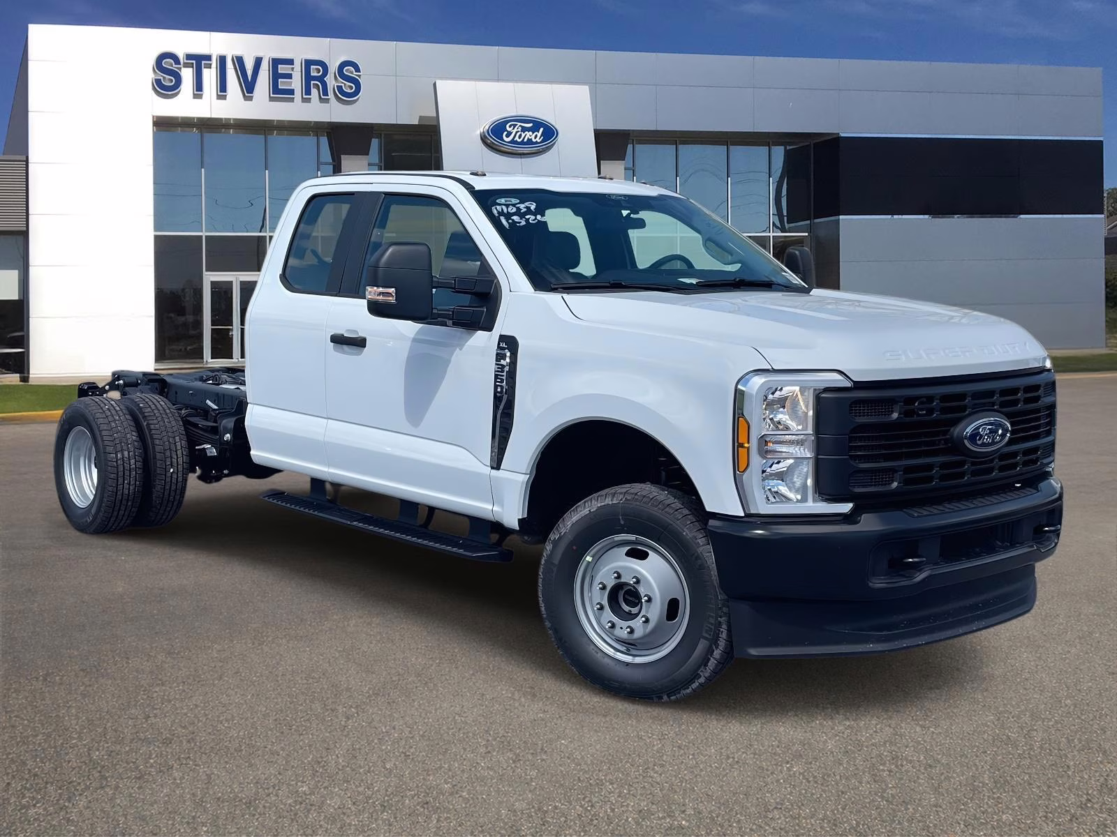 2026 Oxford White Ford Super Duty F-350 DRW XL 4X4 Chassis