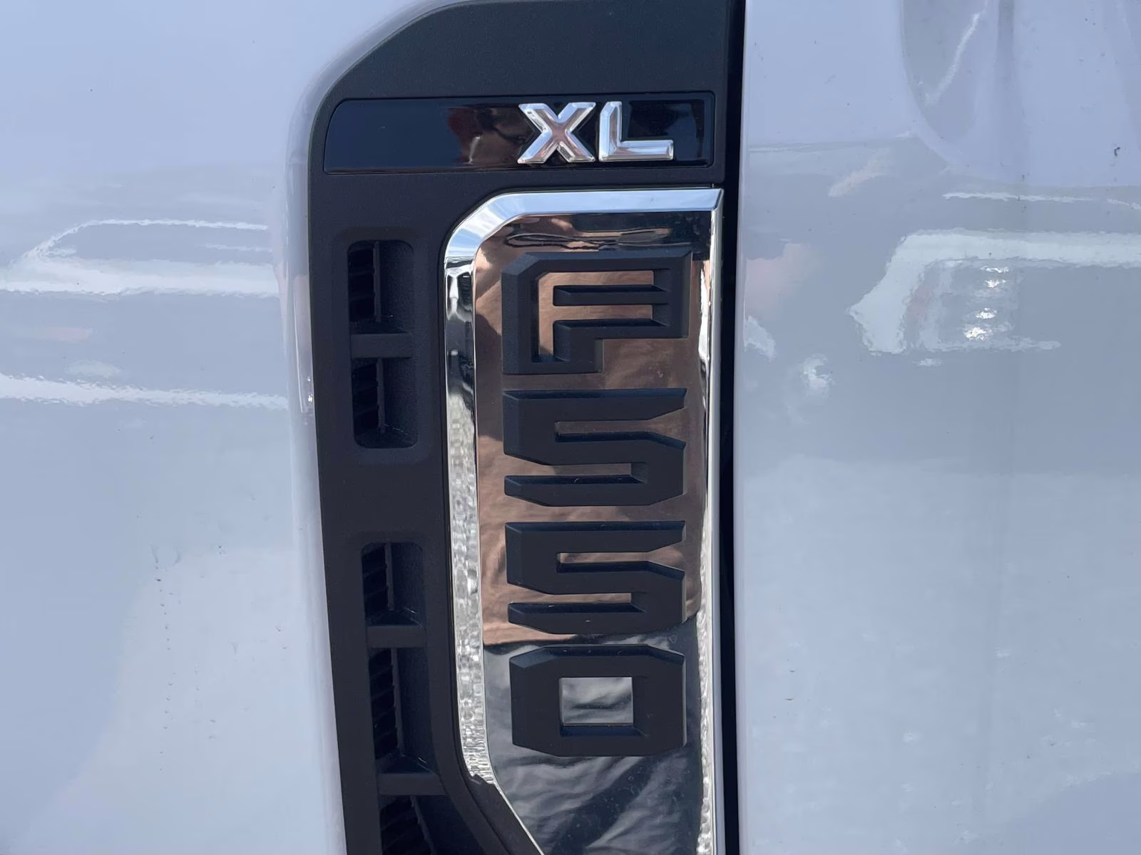 2026 Oxford White Ford Super Duty F-550 DRW XL RWD Chassis