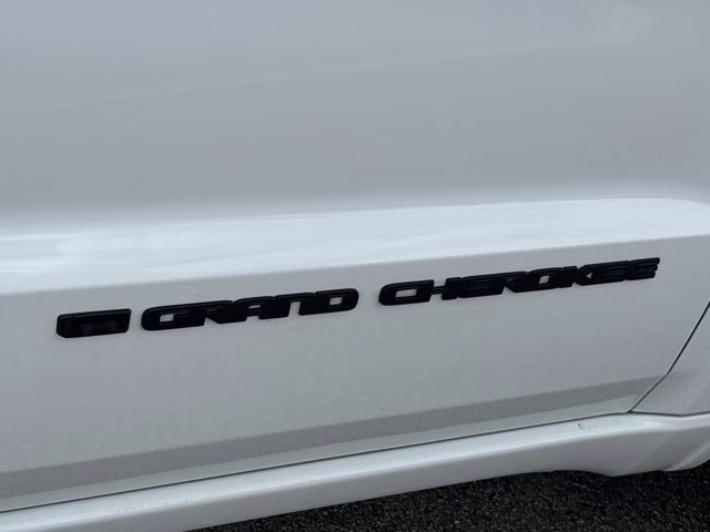 2022 Bright White Clearcoat Jeep Grand Cherokee WK Laredo X RWD SUV