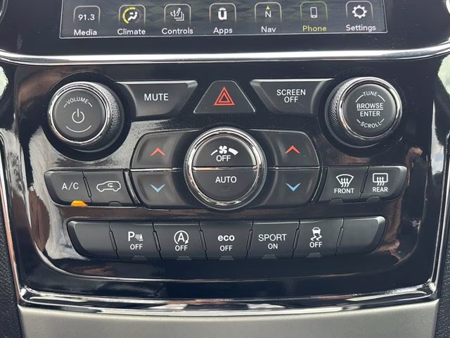 2022 Bright White Clearcoat Jeep Grand Cherokee WK Laredo X RWD SUV