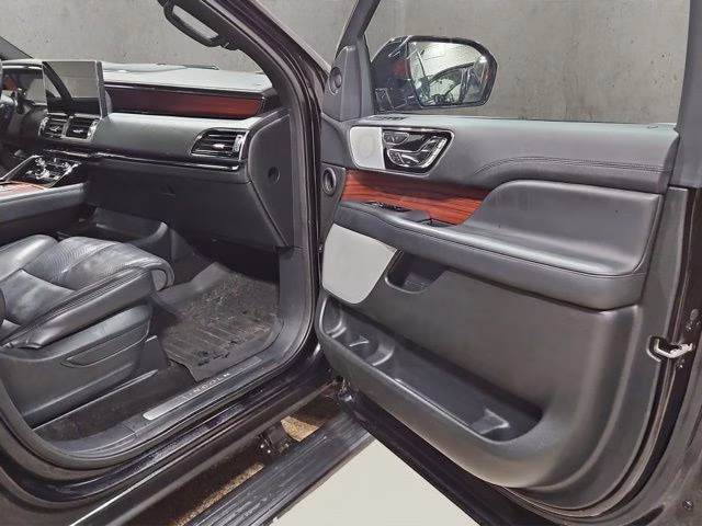 2023 Infinite Black Metallic Clearcoat Lincoln Navigator L Reserve 4X4 SUV