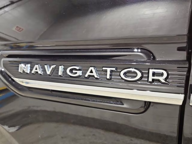 2023 Infinite Black Metallic Clearcoat Lincoln Navigator L Reserve 4X4 SUV