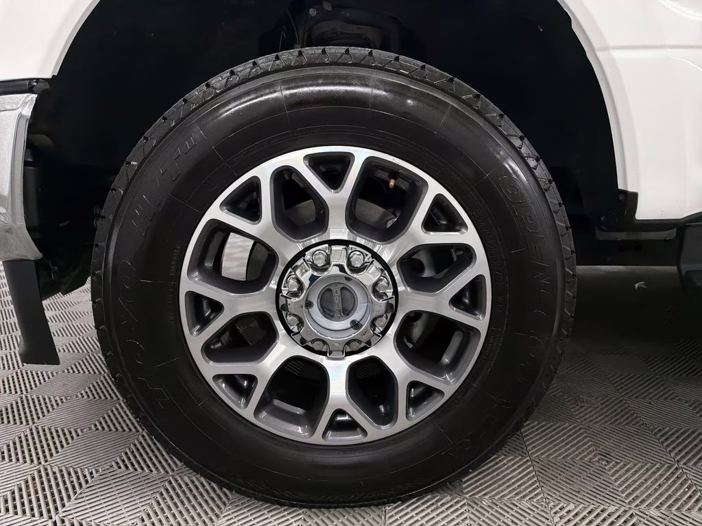 2022 White Metallic Ford Super Duty F-250 SRW Lariat 4X4 Truck