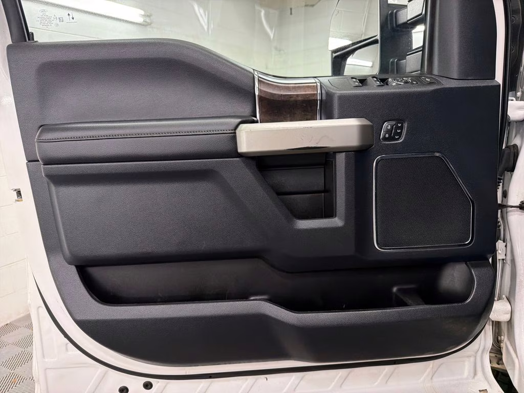 2022 White Metallic Ford Super Duty F-250 SRW Lariat 4X4 Truck