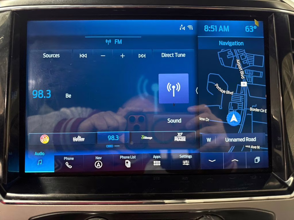 2022 White Metallic Ford Super Duty F-250 SRW Lariat 4X4 Truck