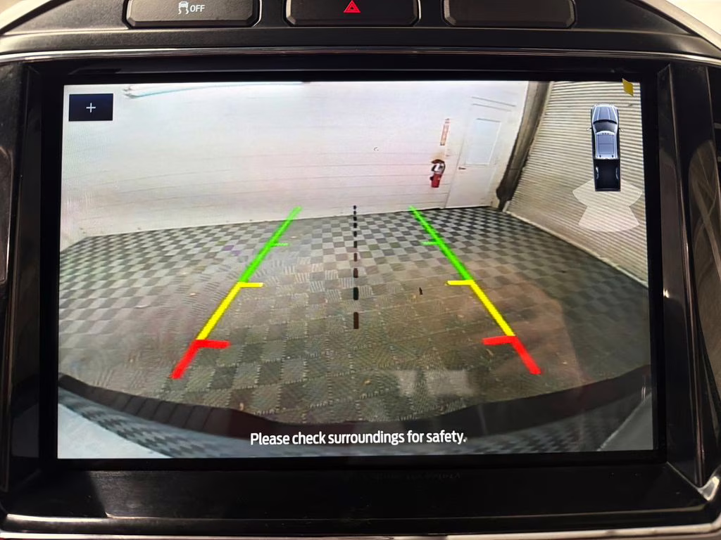 2022 White Metallic Ford Super Duty F-250 SRW Lariat 4X4 Truck