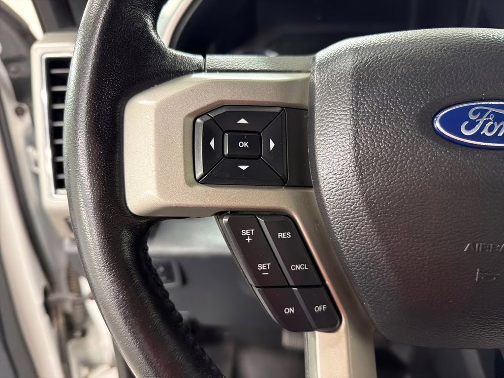 2022 White Metallic Ford Super Duty F-250 SRW Lariat 4X4 Truck