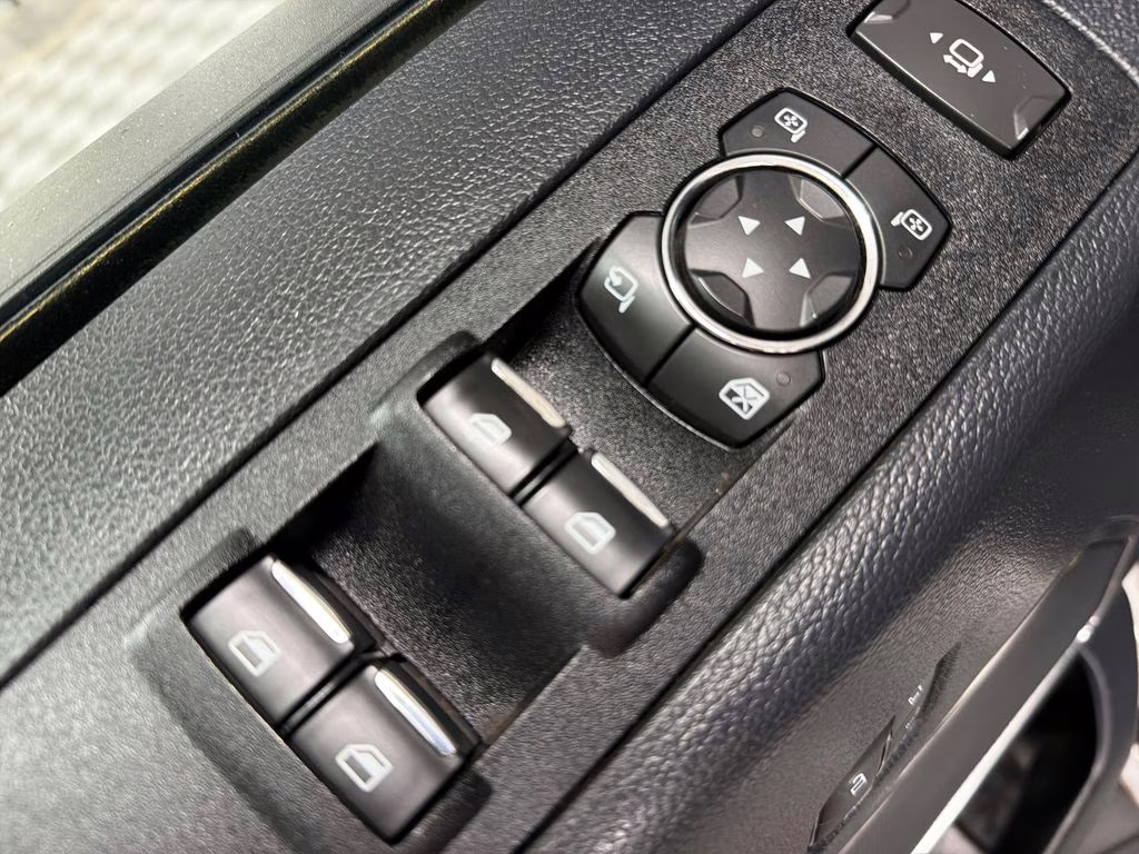 2022 White Metallic Ford Super Duty F-250 SRW Lariat 4X4 Truck