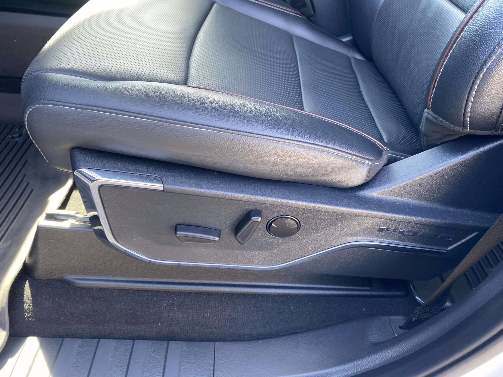 2024 White Metallic Ford F-250SD Lariat 4X4 Truck