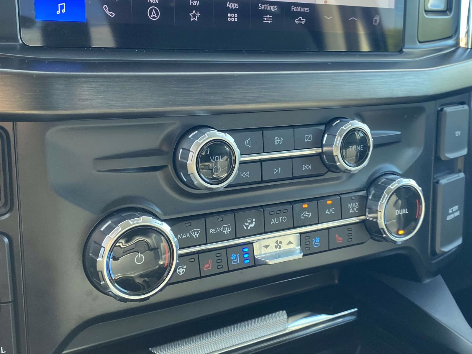 2024 White Metallic Ford F-250SD Lariat 4X4 Truck