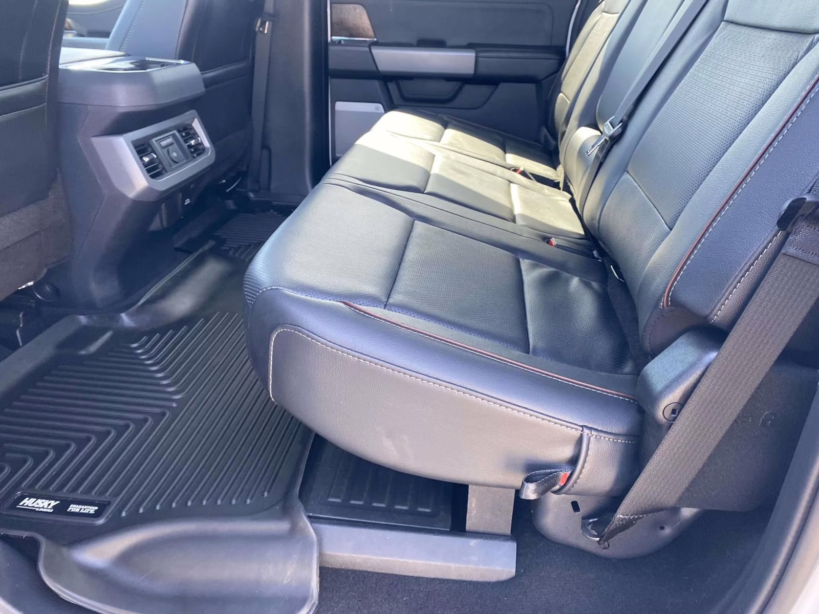 2024 White Metallic Ford Super Duty F-250 SRW Lariat 4X4 Truck