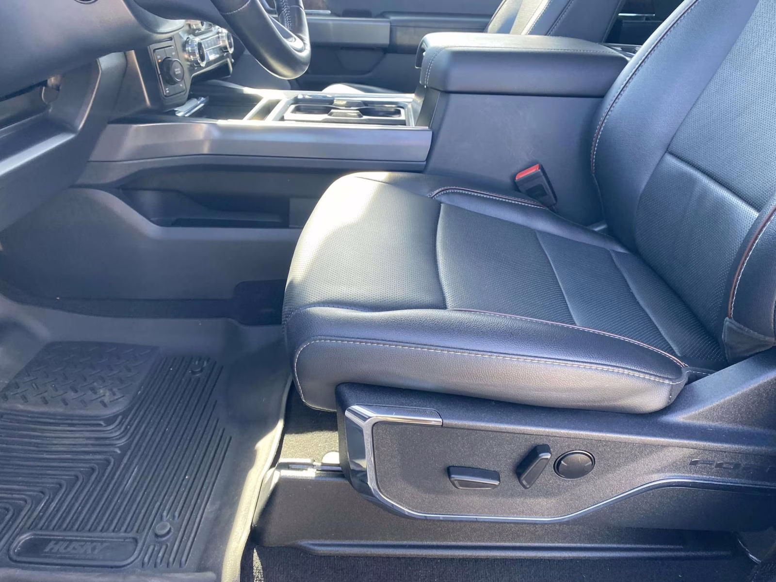 2024 White Metallic Ford Super Duty F-250 SRW Lariat 4X4 Truck