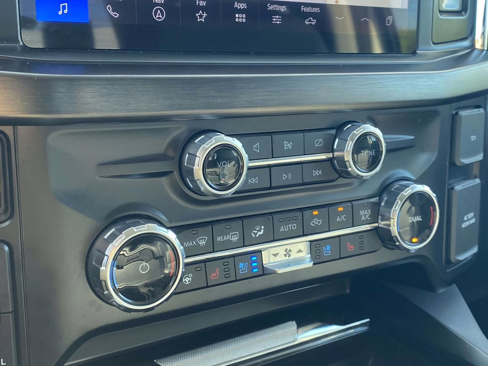 2024 White Metallic Ford Super Duty F-250 SRW Lariat 4X4 Truck