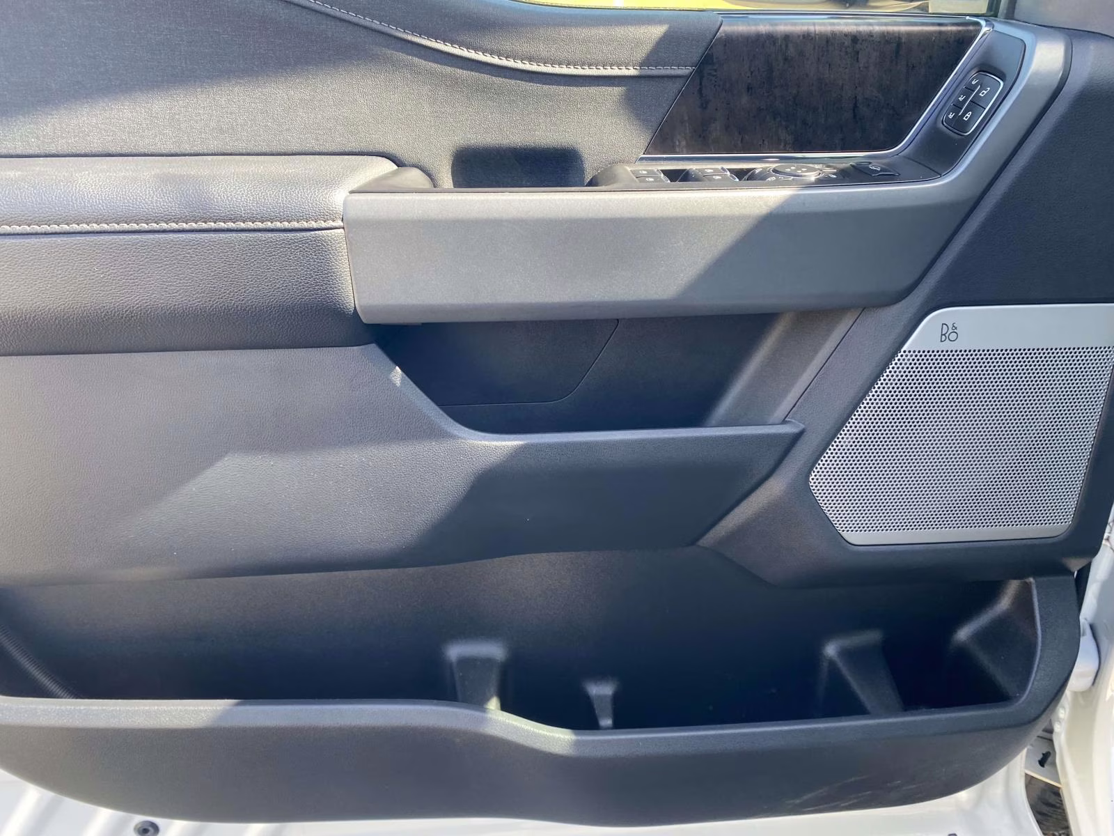 2024 White Metallic Ford Super Duty F-250 SRW Lariat 4X4 Truck