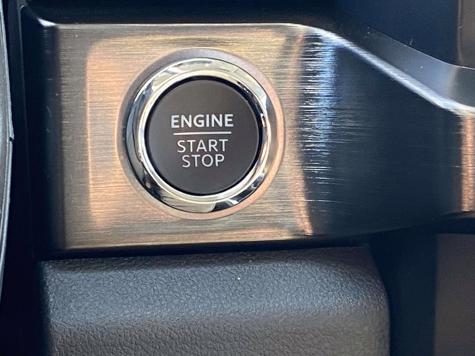 2024 White Metallic Ford Super Duty F-250 SRW Lariat 4X4 Truck