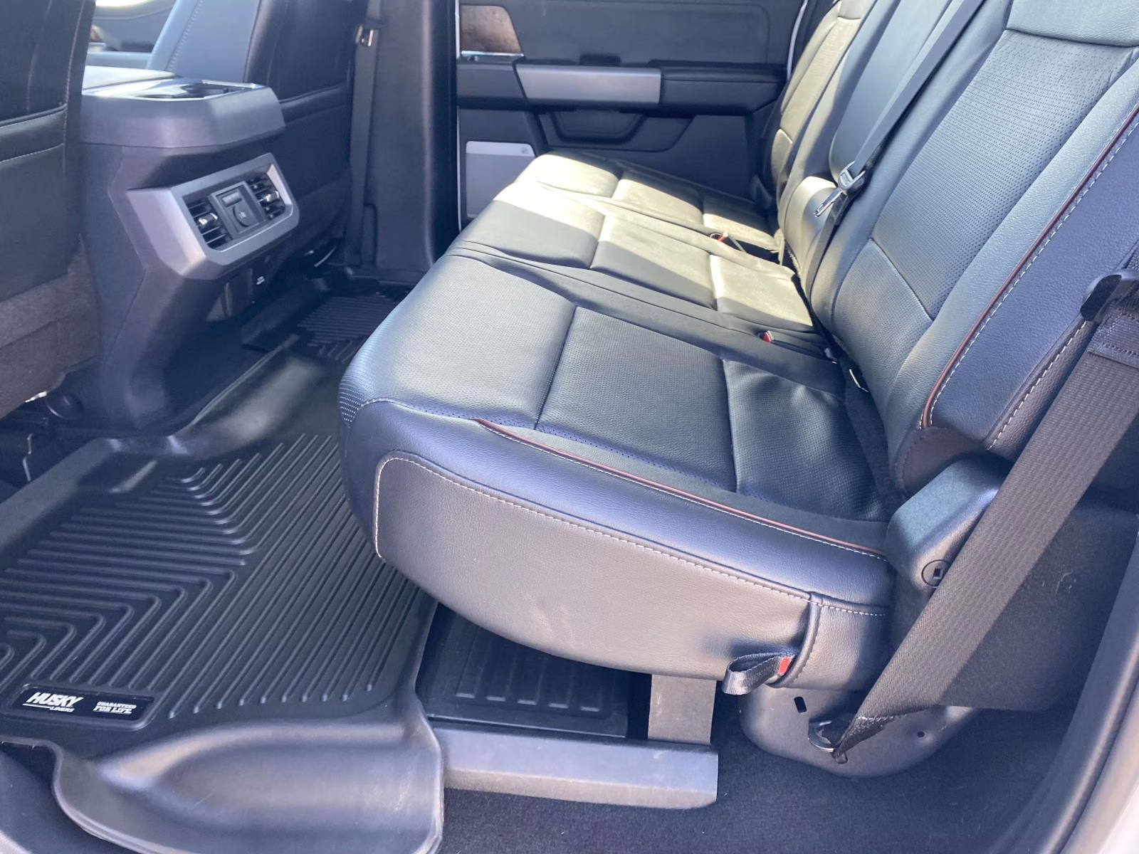 2024 White Metallic Ford Super Duty F-250 SRW Lariat 4X4 Truck