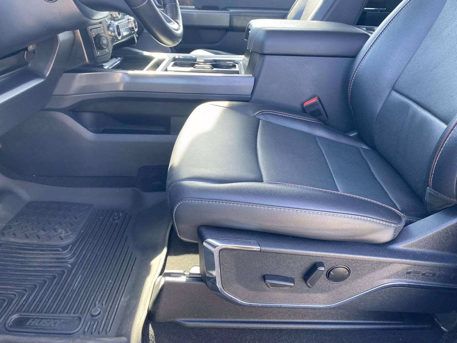 2024 White Metallic Ford Super Duty F-250 SRW Lariat 4X4 Truck