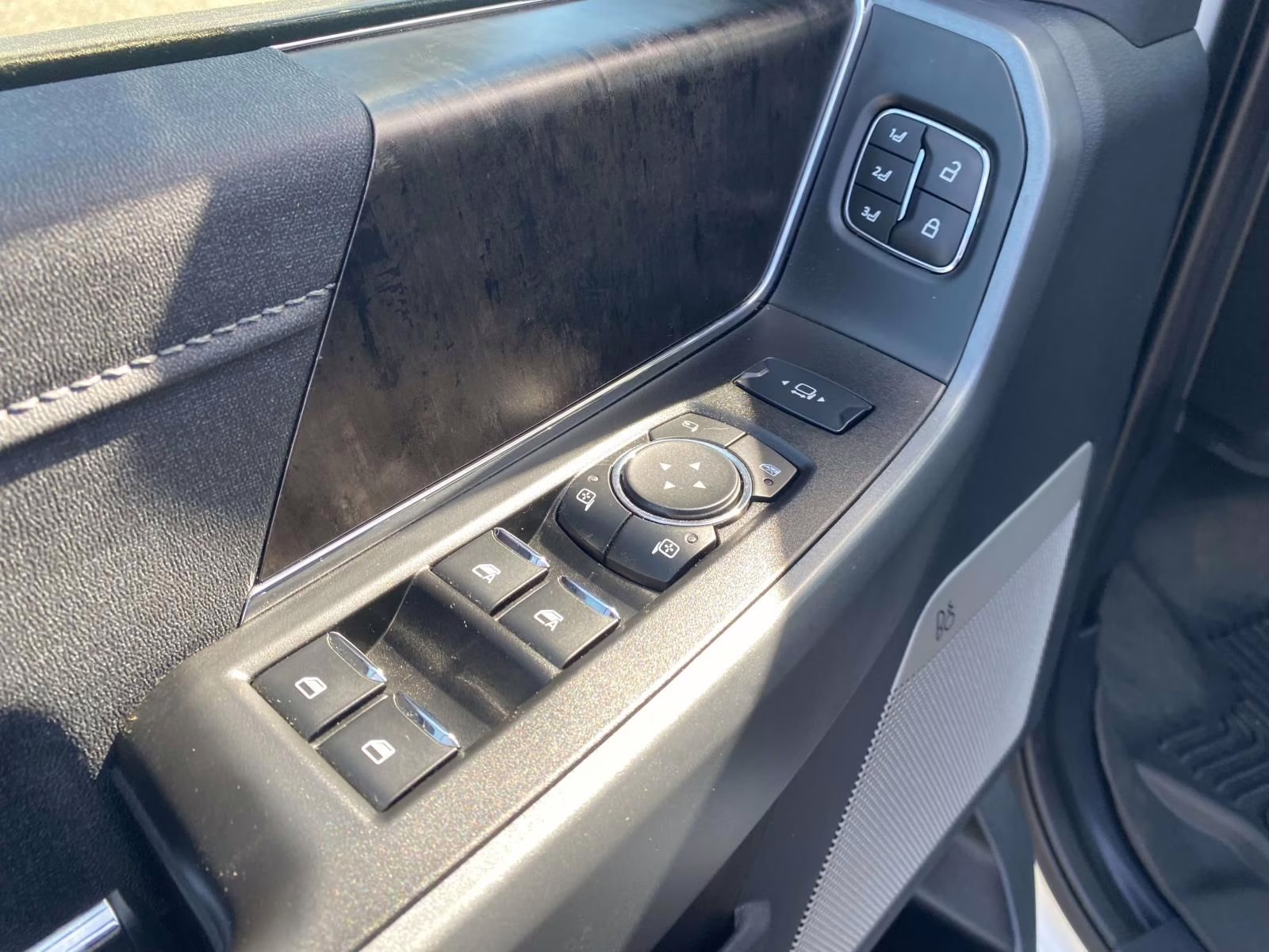 2024 White Metallic Ford Super Duty F-250 SRW Lariat 4X4 Truck