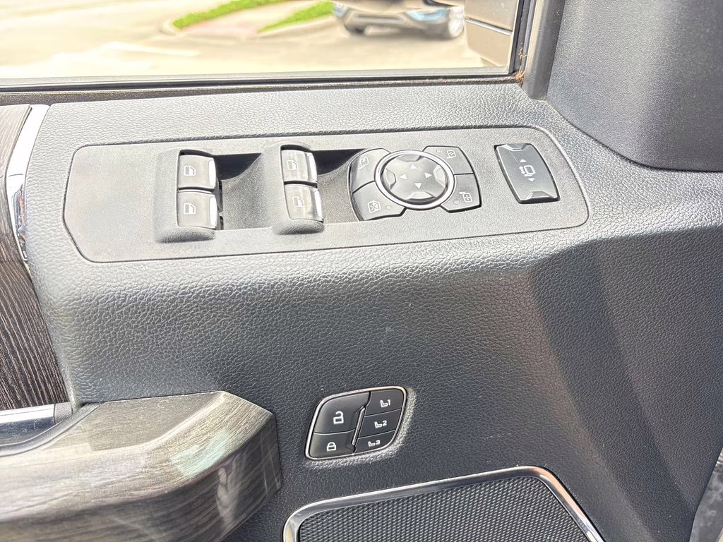 2021 Black Metallic Ford Super Duty F-350 SRW Lariat 4X4 Truck