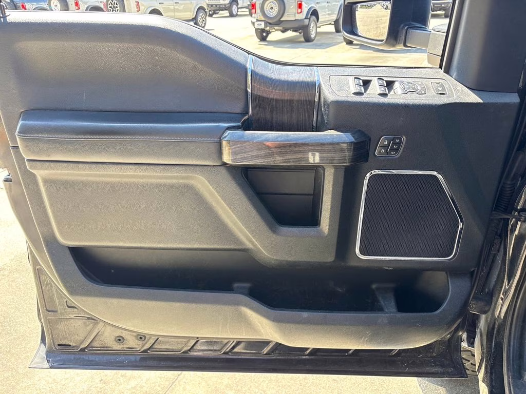 2021 Black Metallic Ford Super Duty F-350 SRW Lariat 4X4 Truck