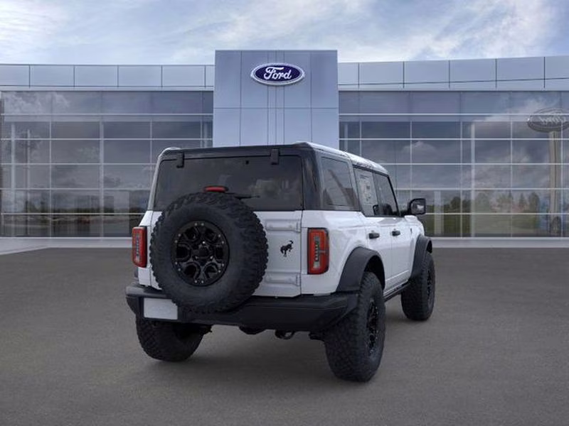 2026 Oxford White Ford Bronco Badlands 4X4 SUV