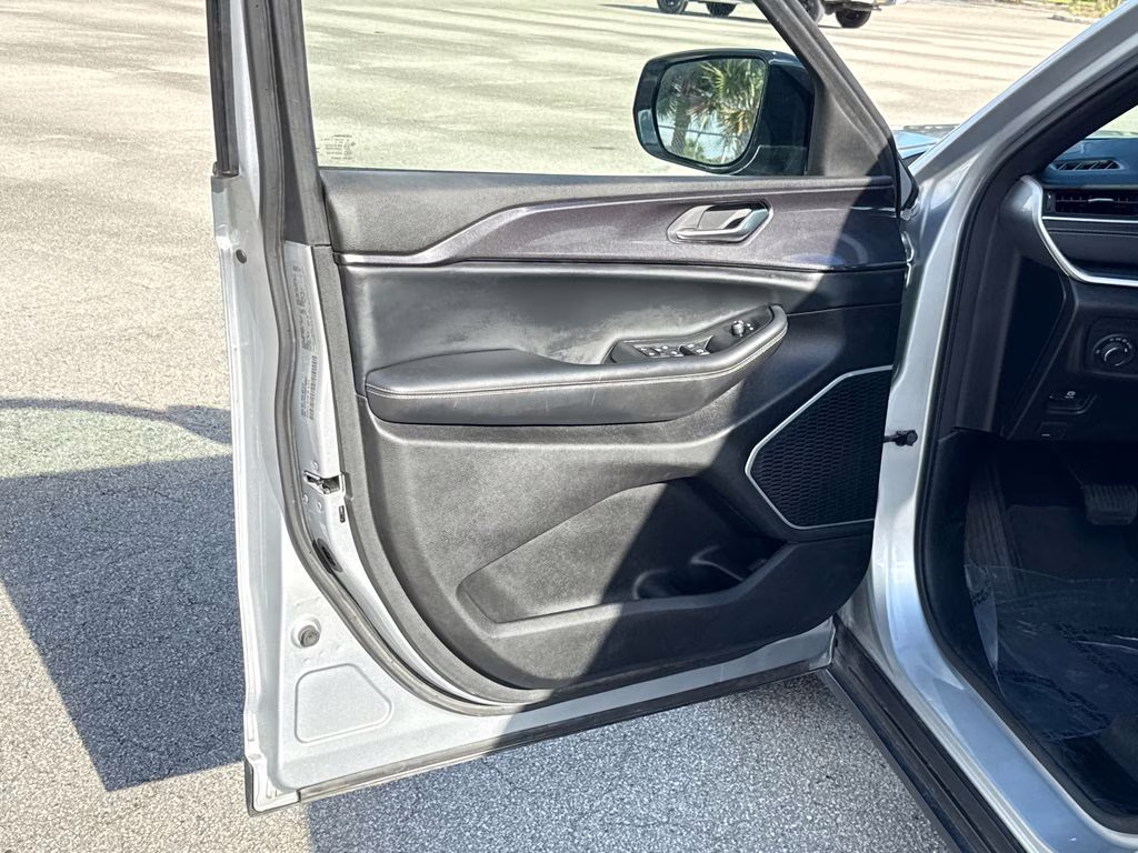 2021 Silver Zynith Jeep Grand Cherokee L Altitude 4X4 SUV