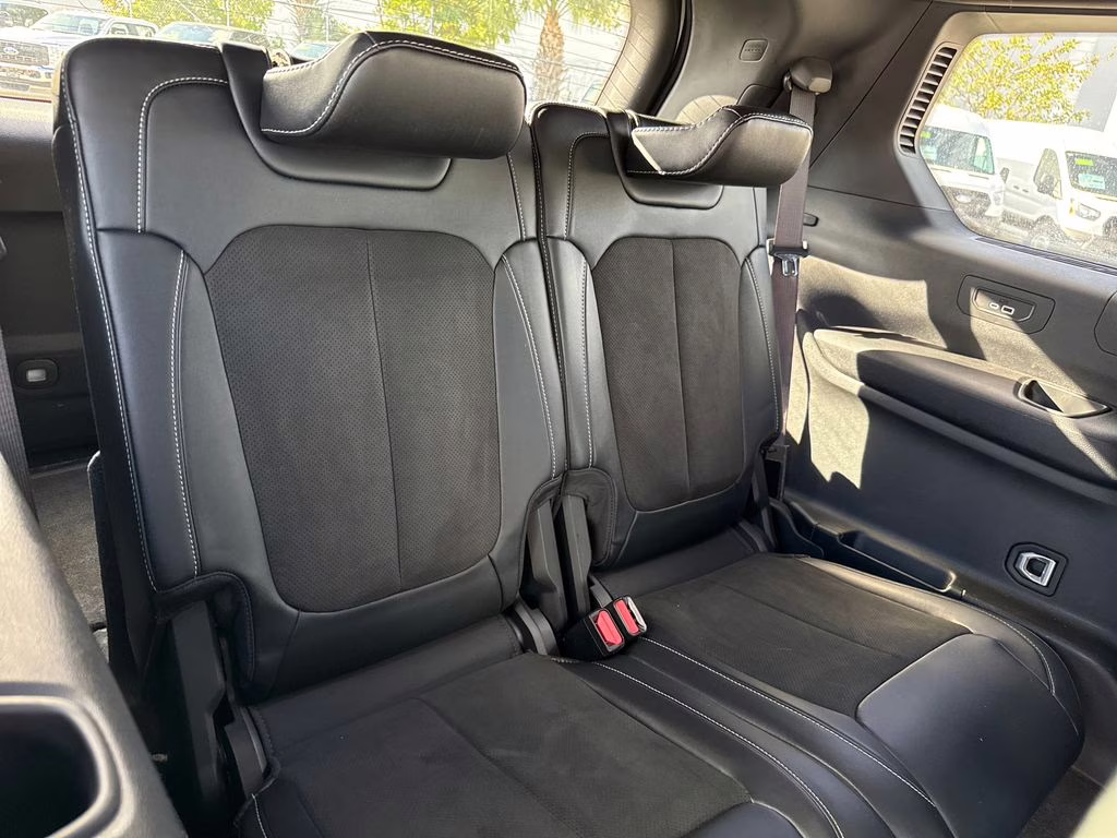 2021 Silver Zynith Jeep Grand Cherokee L Altitude 4X4 SUV