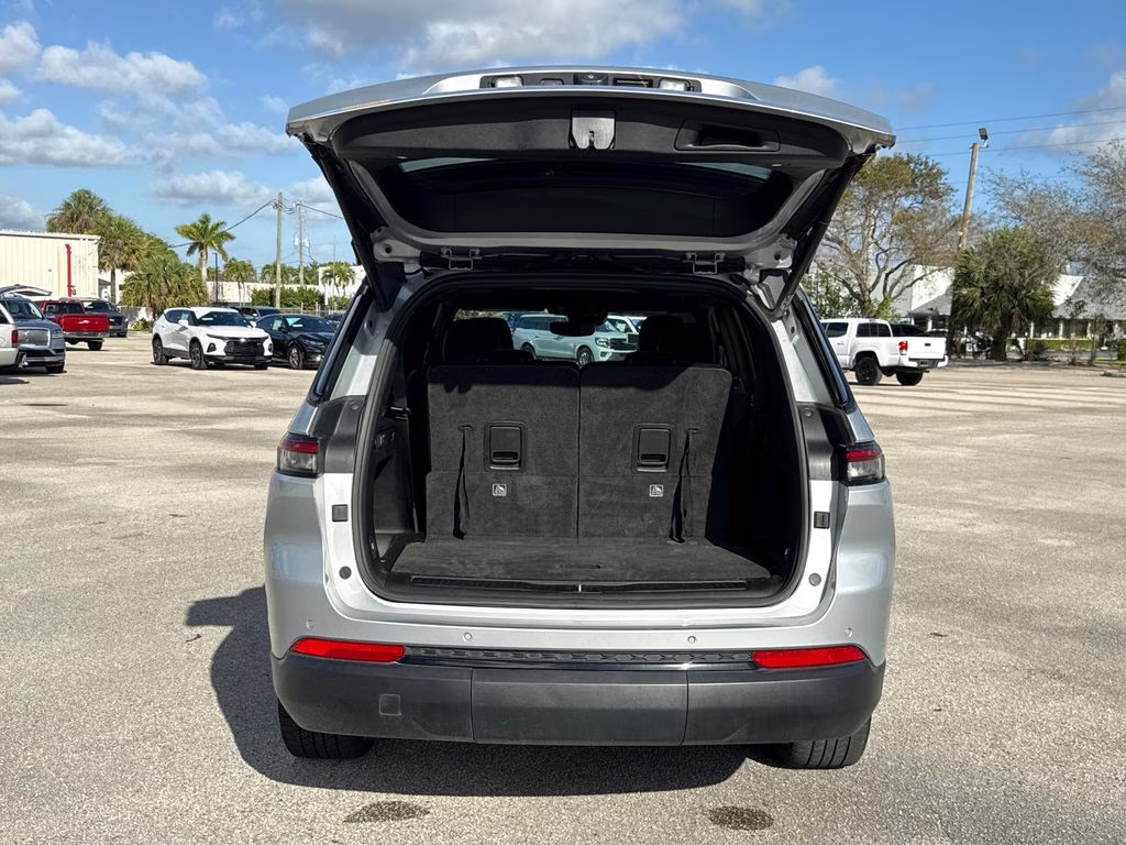 2021 Silver Zynith Jeep Grand Cherokee L Altitude 4X4 SUV