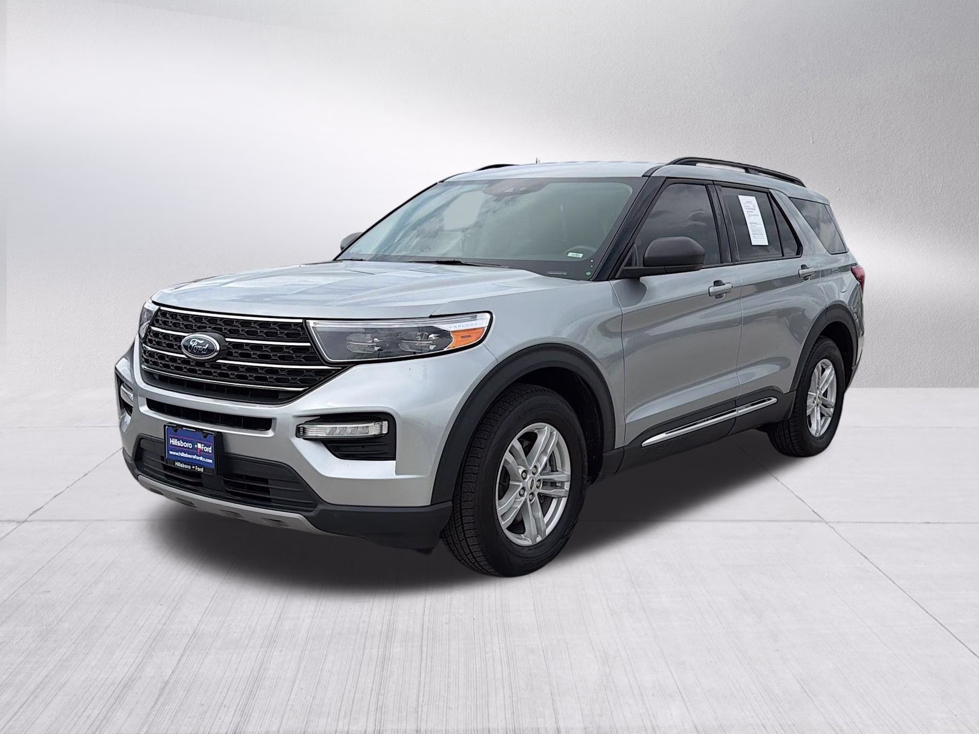 2023 Iconic Silver Metallic Ford Explorer XLT RWD SUV