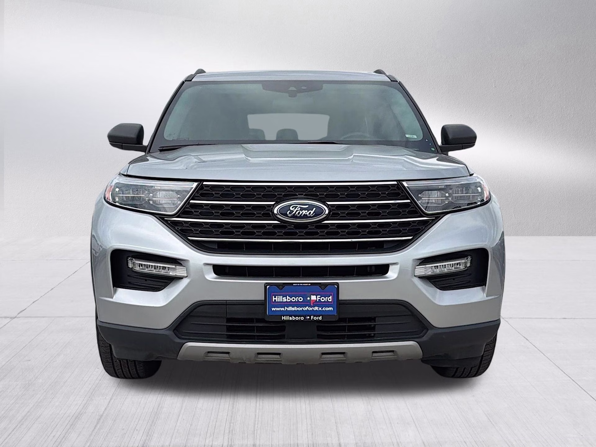 2023 Iconic Silver Metallic Ford Explorer XLT RWD SUV