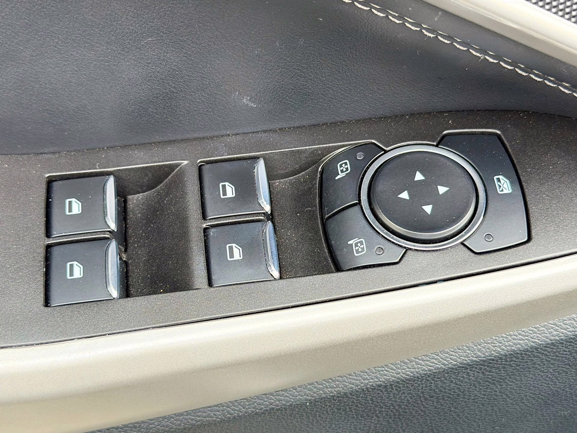 2023 Iconic Silver Metallic Ford Explorer XLT RWD SUV