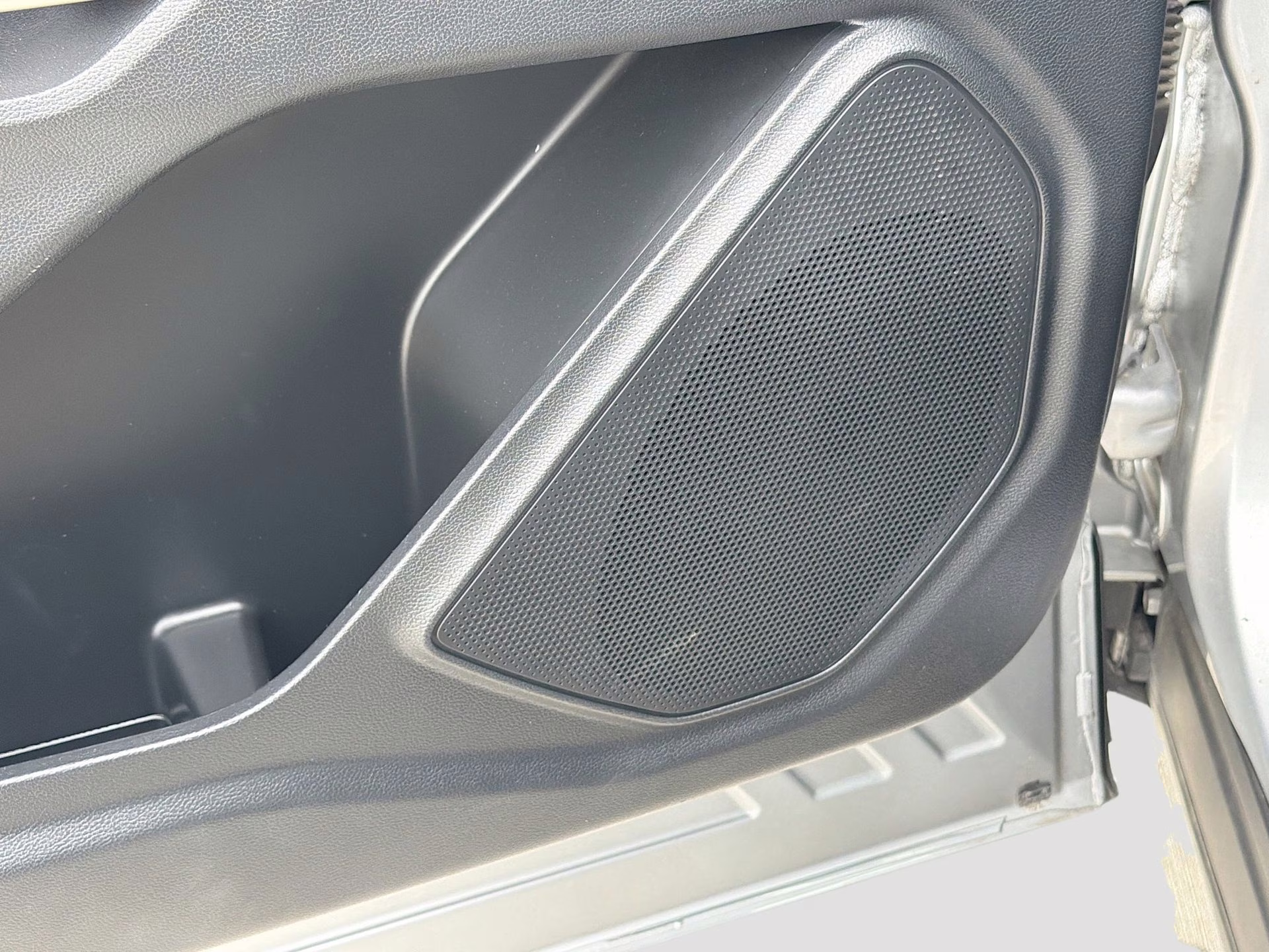 2023 Iconic Silver Metallic Ford Explorer XLT RWD SUV