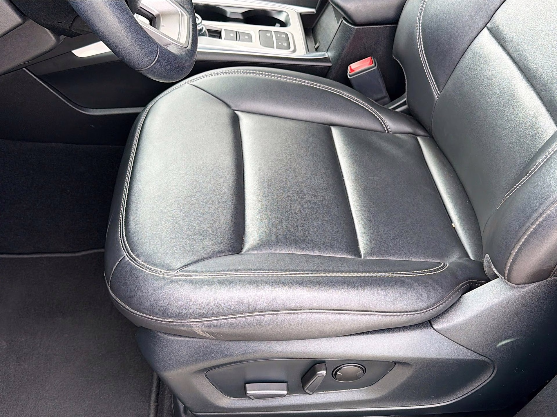 2023 Iconic Silver Metallic Ford Explorer XLT RWD SUV