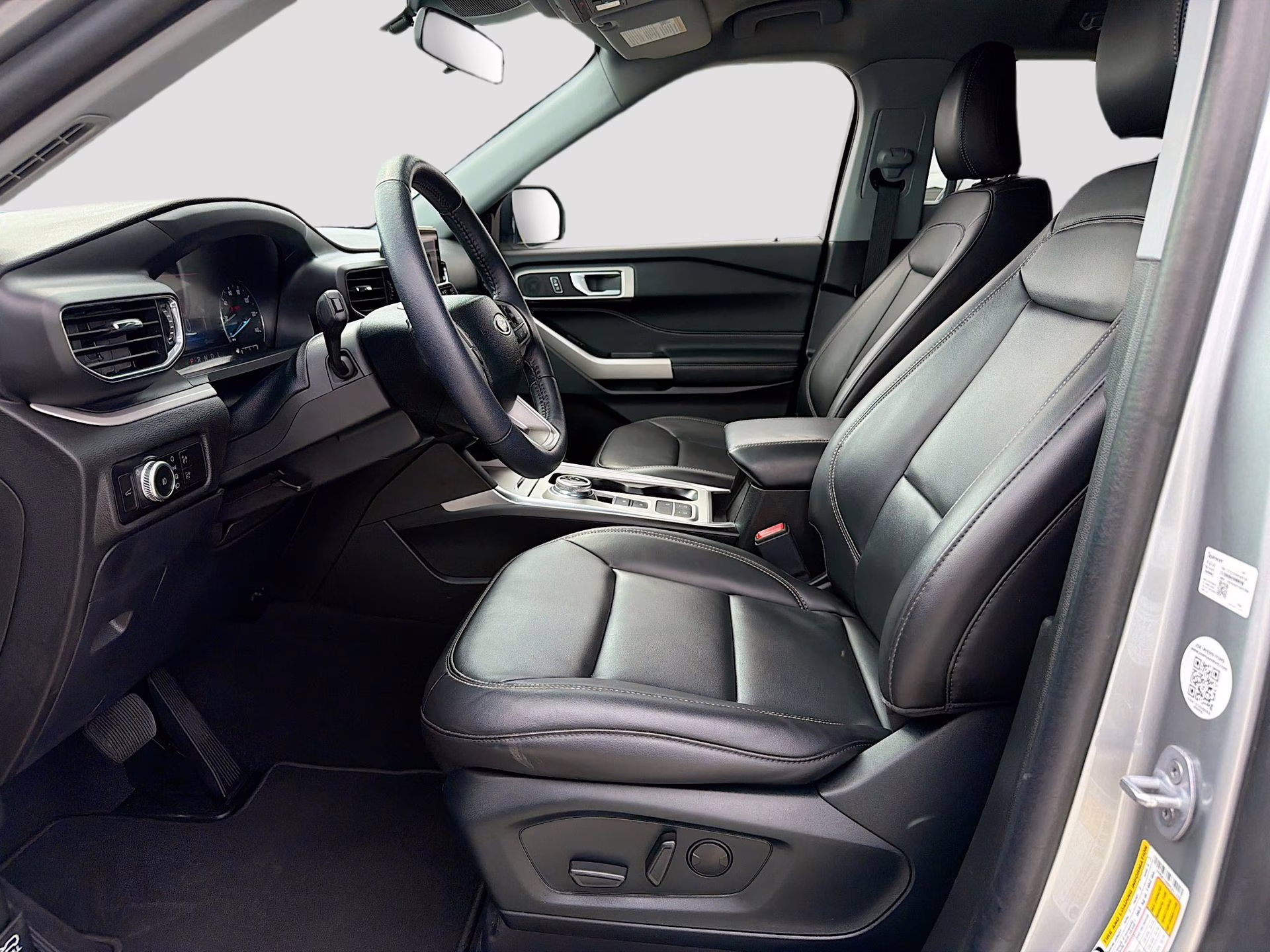 2023 Iconic Silver Metallic Ford Explorer XLT RWD SUV