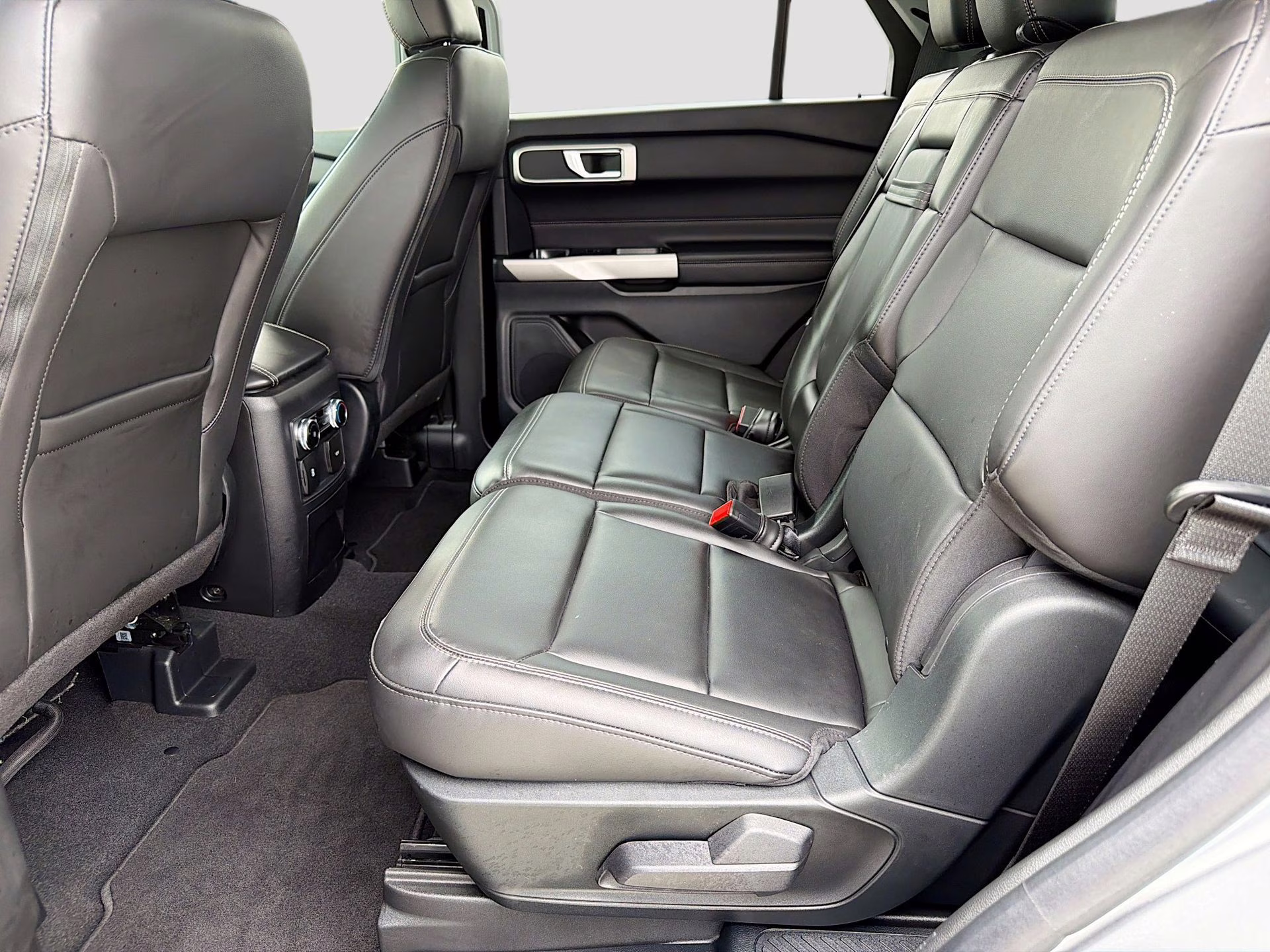 2023 Iconic Silver Metallic Ford Explorer XLT RWD SUV